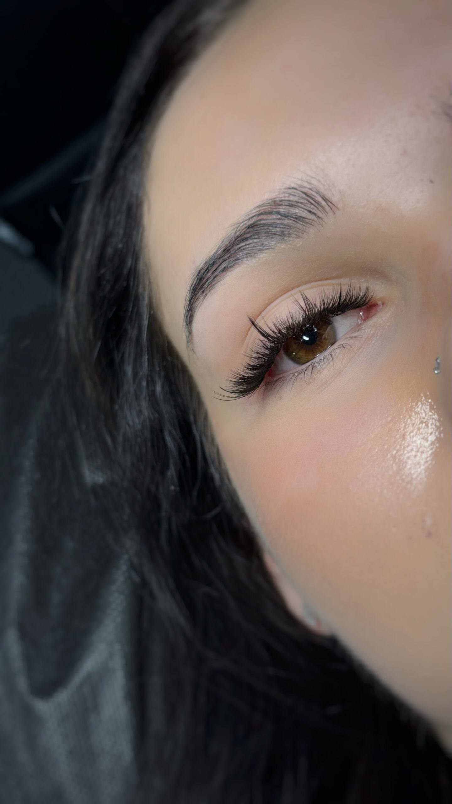 oko z wykonaną usługą przedłużania rzęs