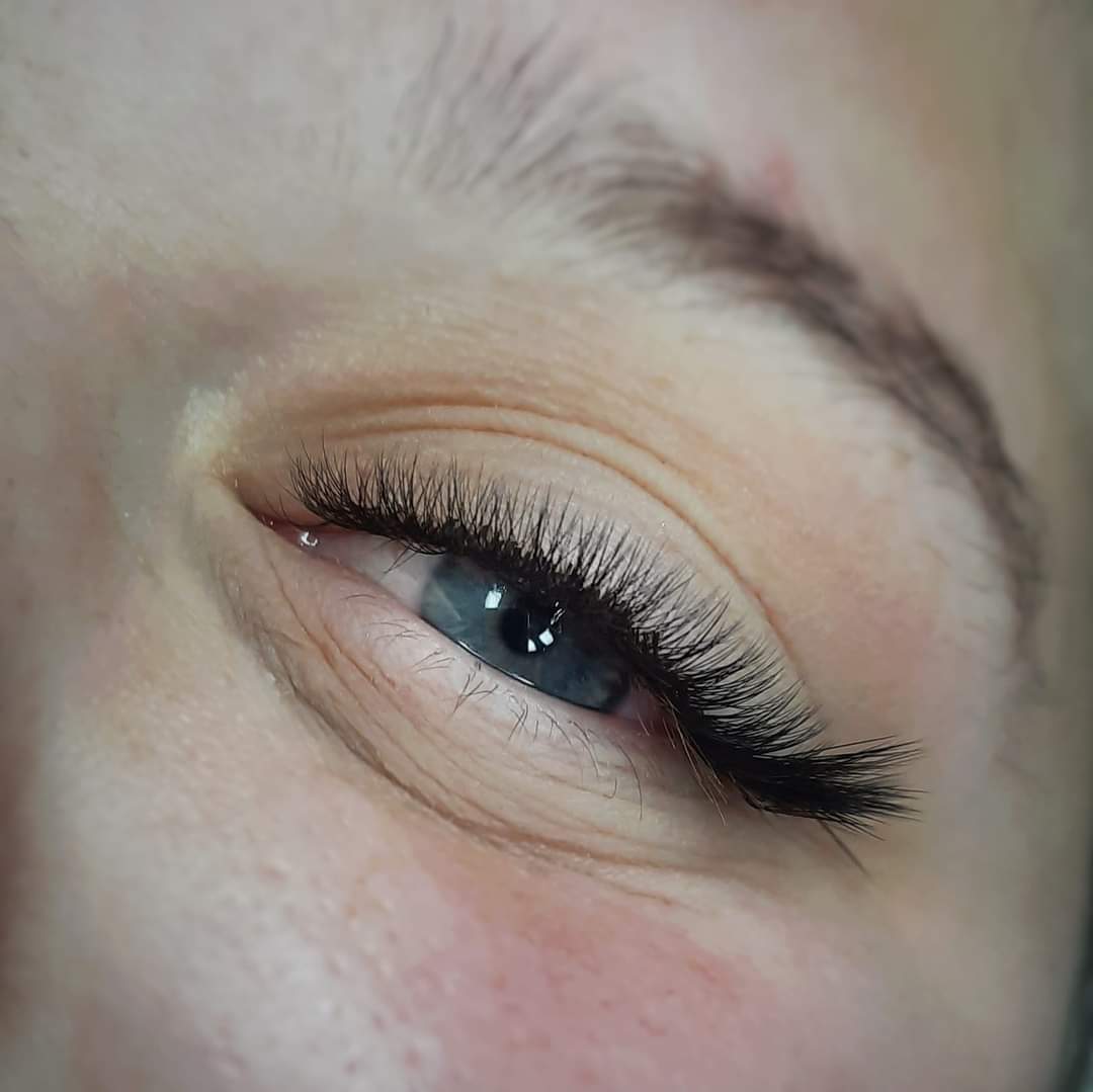 oko z wykonaną usługą przedłużania rzęs