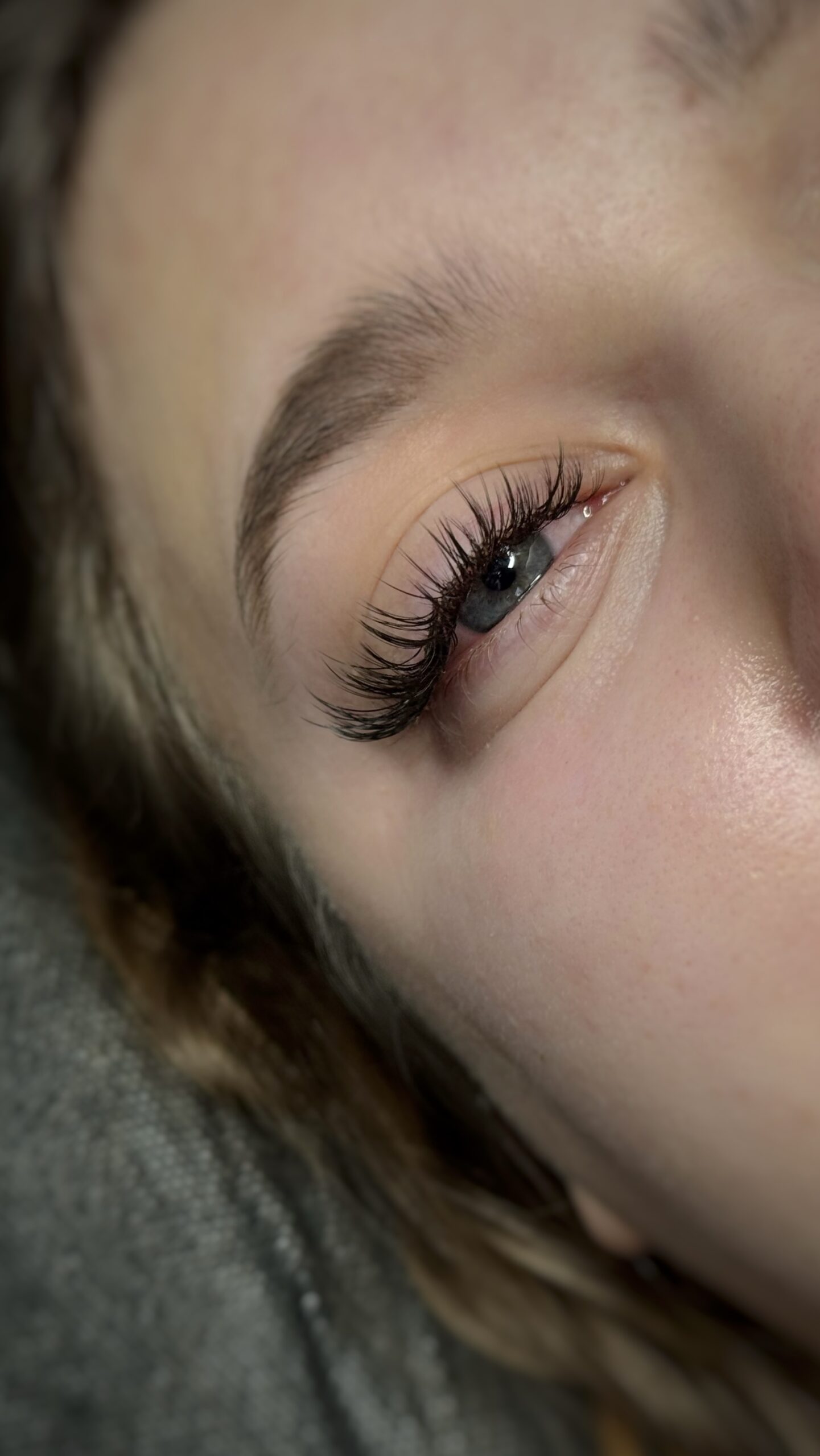 oko z wykonaną usługą przedłużania rzęs