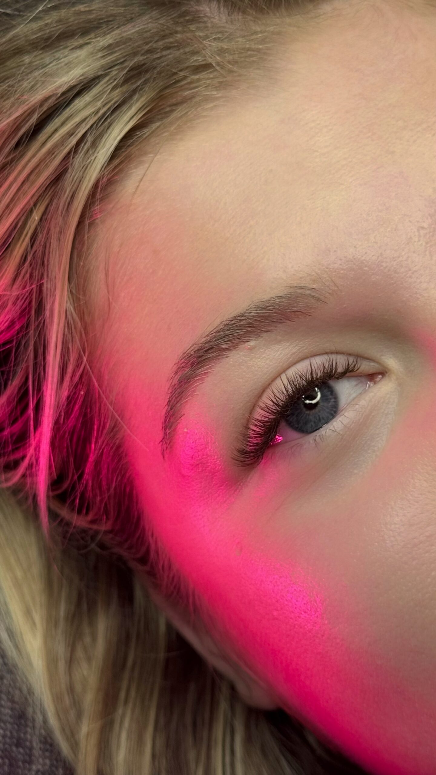 oko z wykonaną usługą przedłużania rzęs