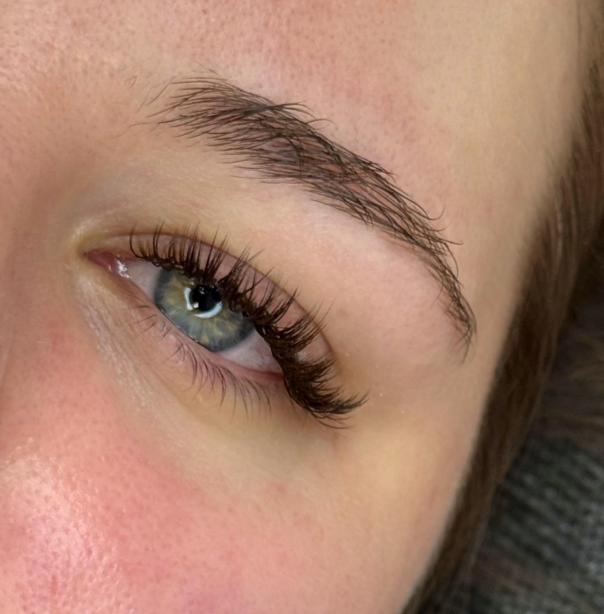 oko z wykonaną usługą przedłużania rzęs