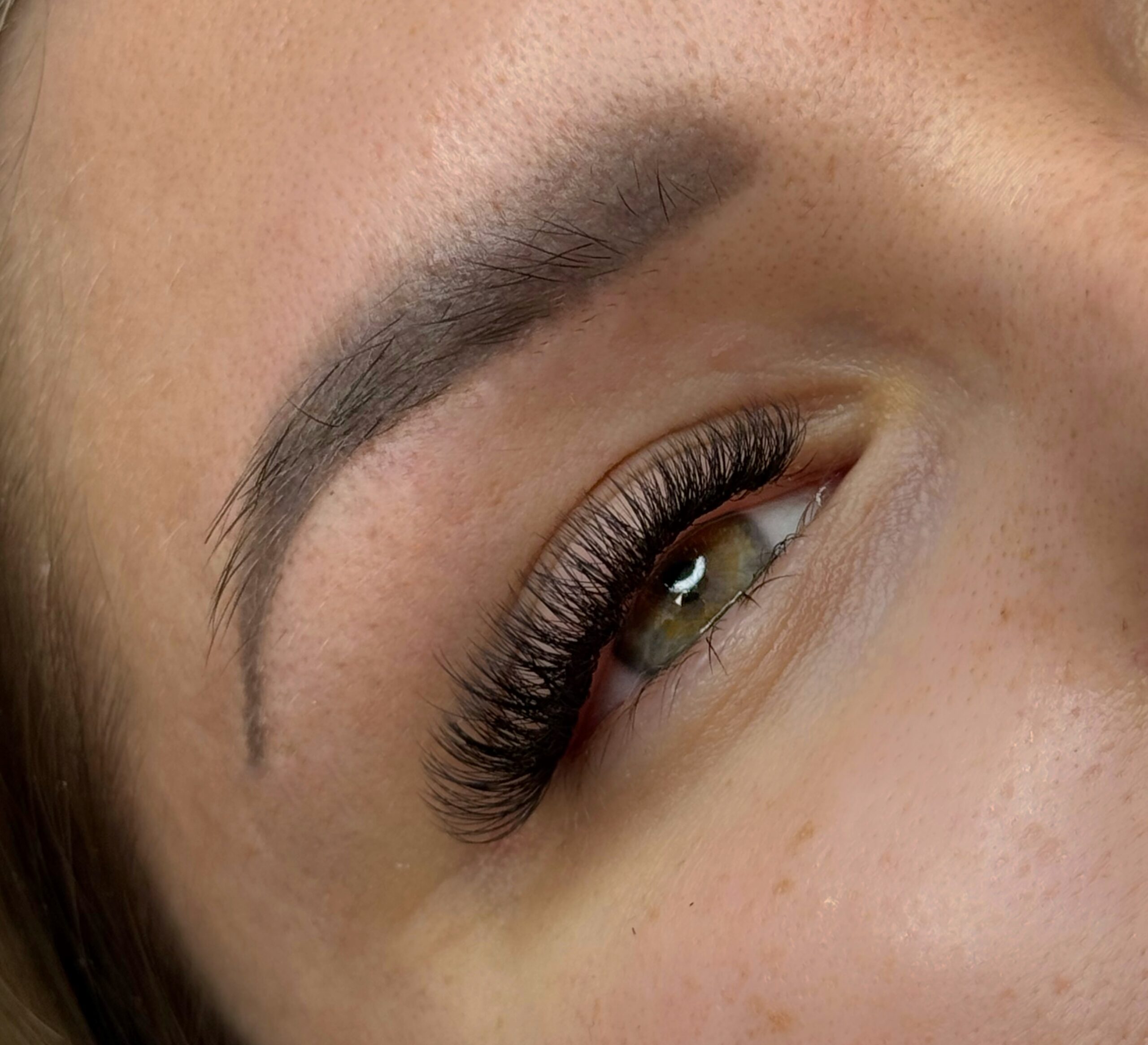 oko z wykonaną usługą przedłużania rzęs