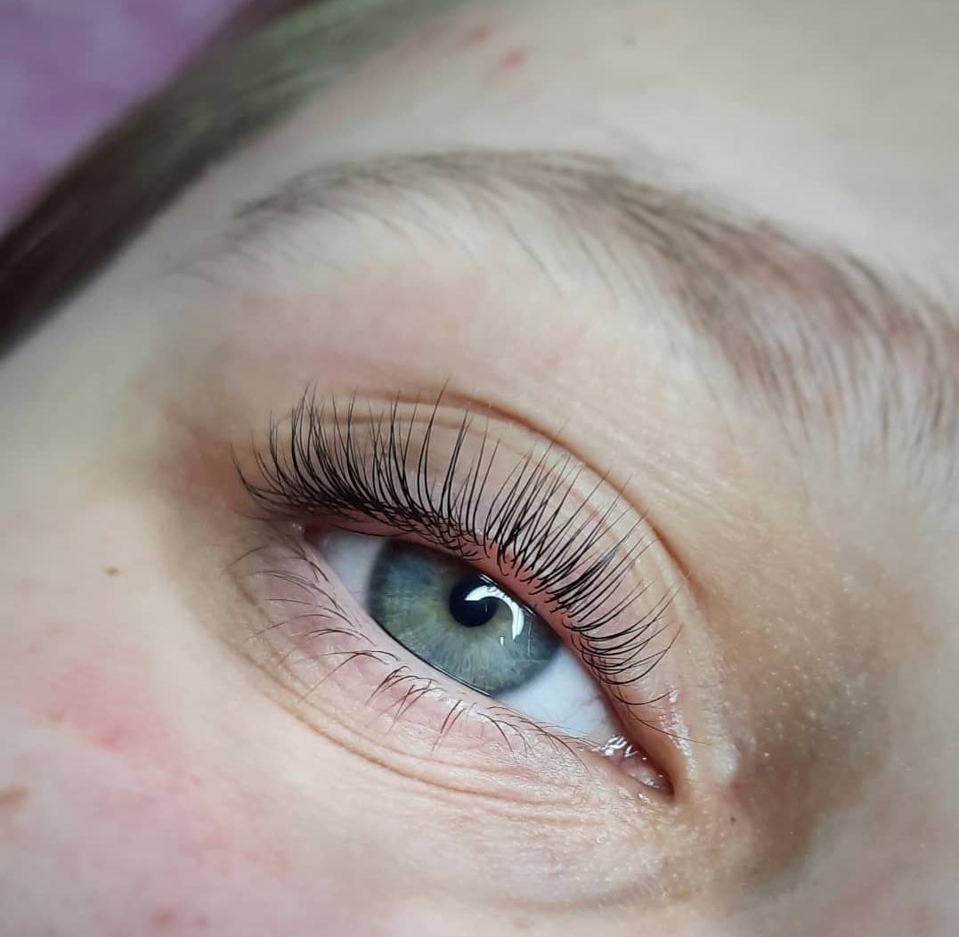 oko z wykonaną usługą liftingu rzęs